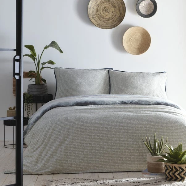 Appletree Landscape 100% Cotton Duvet Cover And Pillowcase Set 4 Appletree Landscape 100% Cotton Duvet Cover And Pillowcase Set - Image 2