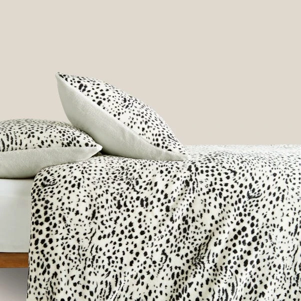 Dunelm Animal Printed Fleece Duvet Cover And Pillowcase Set 5 Dunelm Animal Printed Fleece Duvet Cover And Pillowcase Set - Image 3